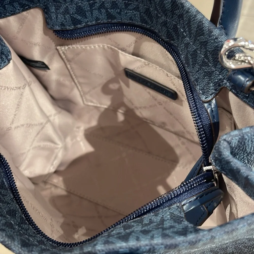 Michael Kors Mirella Small Signature Logo Crossbody Bag
Admiral 
NWT - Picture 12 of 16